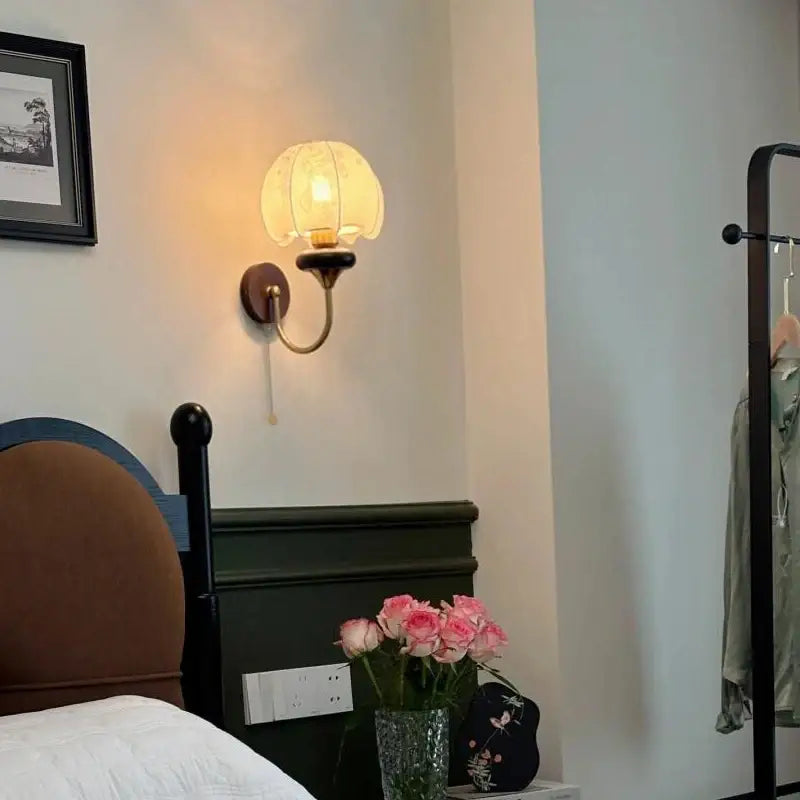 Applique murale vintage en laiton avec globe en verre ambré