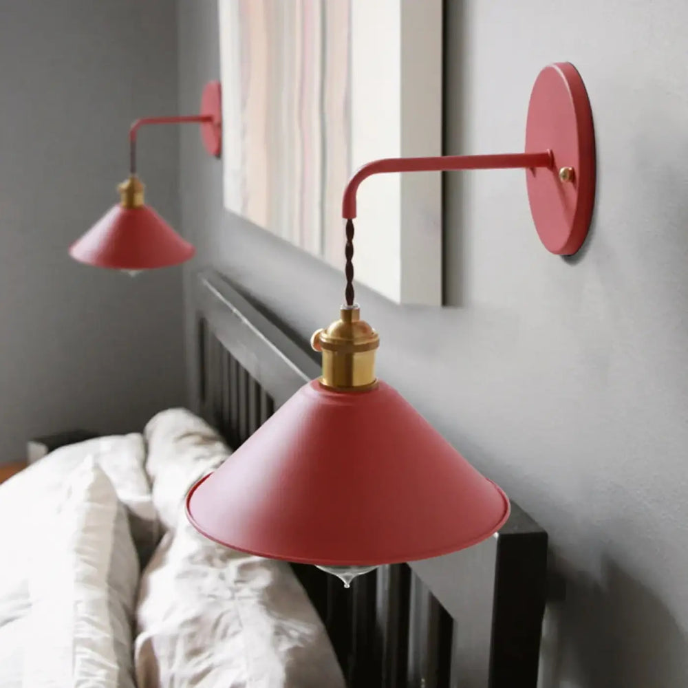 Applique murale juké rouge en métal coloré avec base finition laiton et chaîne pour éclairage vintage