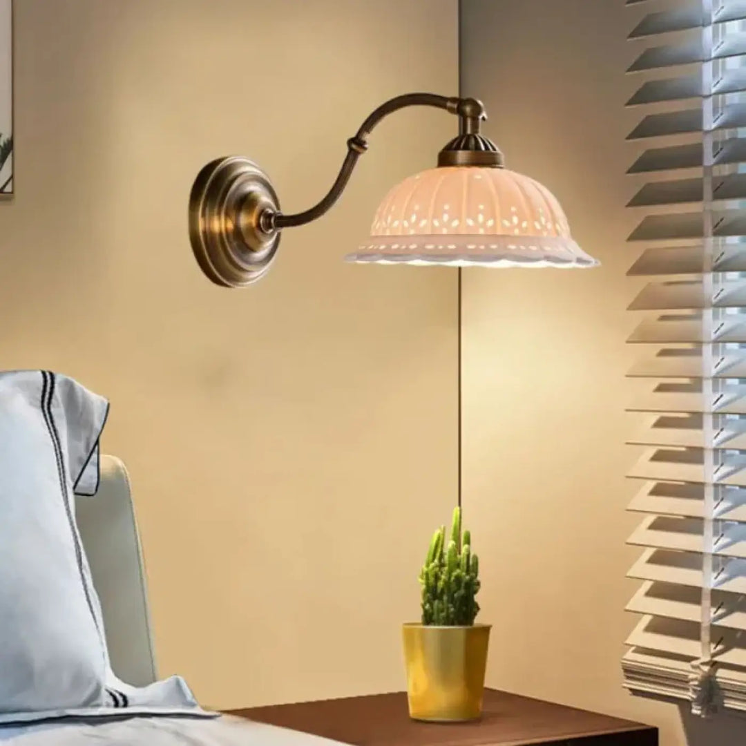 Applique murale vintage en verre crème et métal bronze