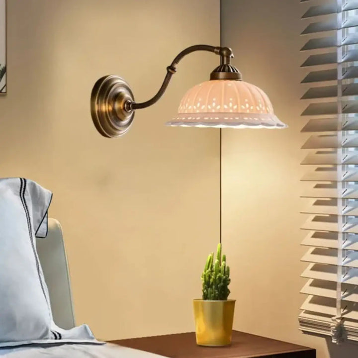 Applique murale vintage en verre crème et métal bronze