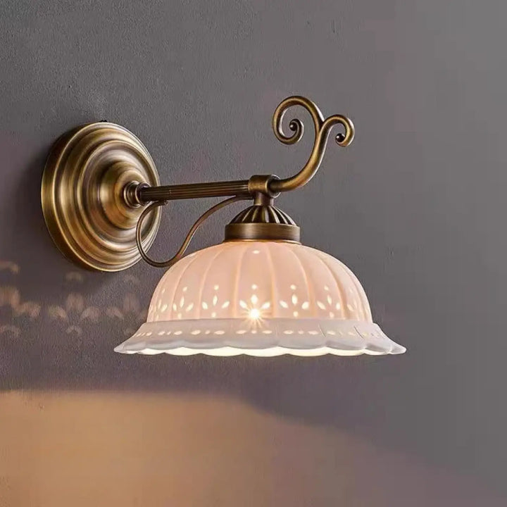 Applique murale vintage en verre crème et métal bronze