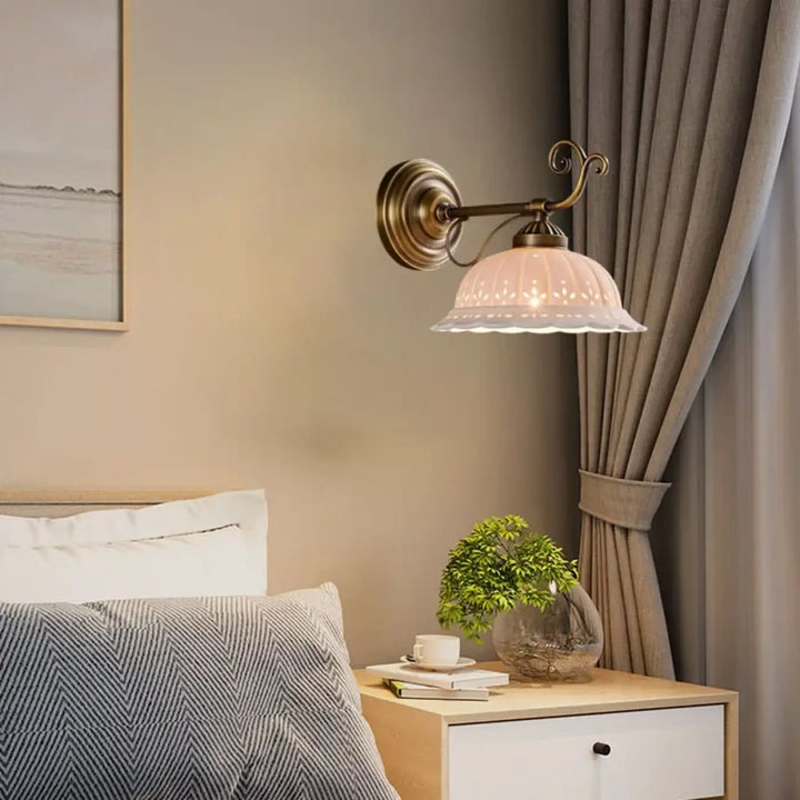 Applique murale vintage en verre crème et métal bronze