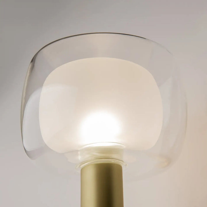 Applique murale double globe avec monture dorée, abat-jour en verre transparent et intérieur blanc givré monté sur base cylindrique