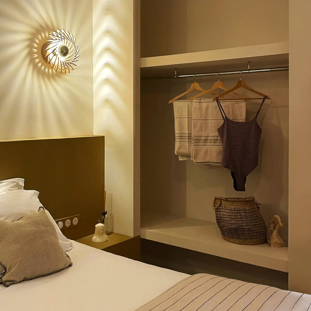 Applique murale pianumayö en métal doré avec design en spirale irradiant lumière, bois fsc écologique