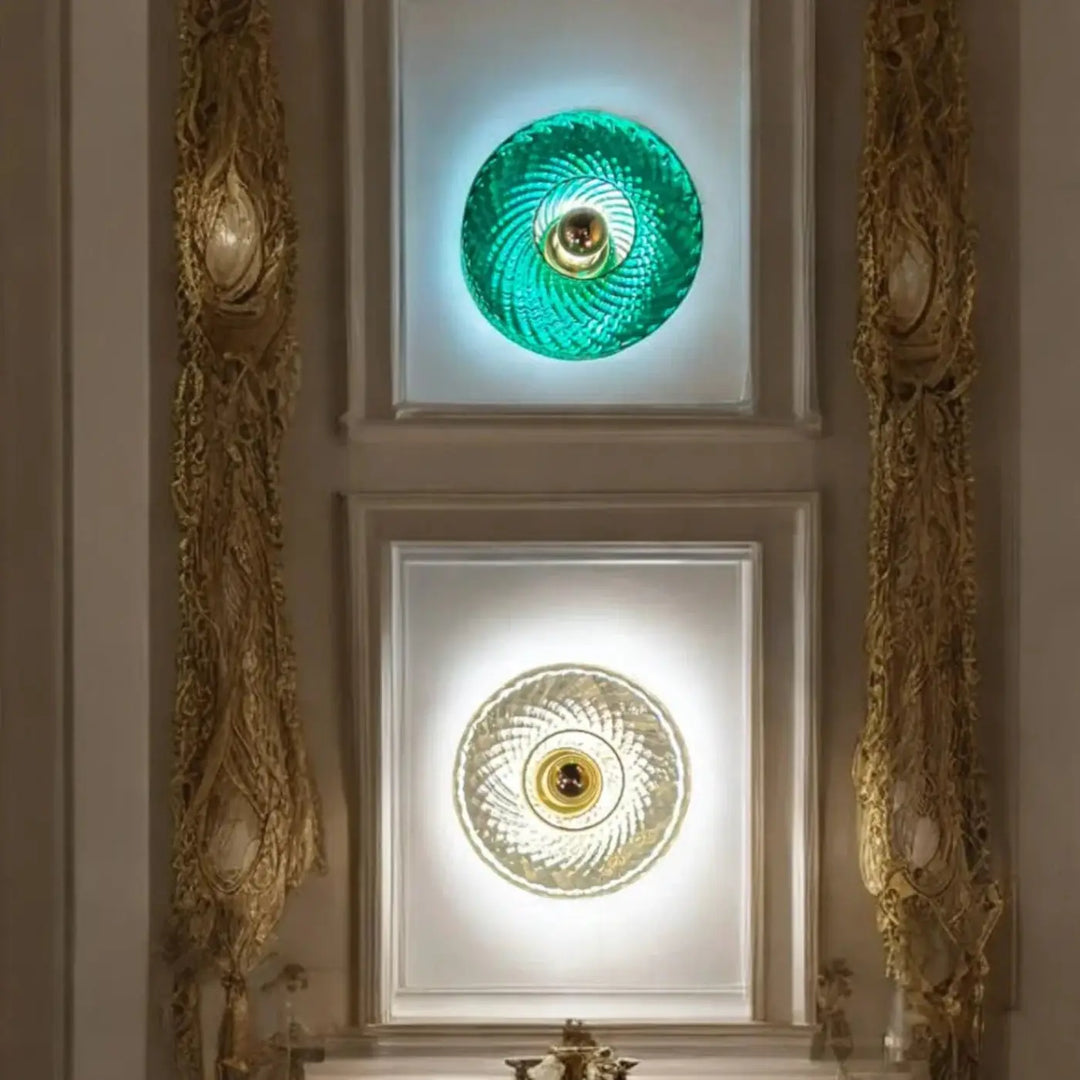 L’applique roxanne en verre vert émeraude avec centre doré et design spiralé concentrique style art