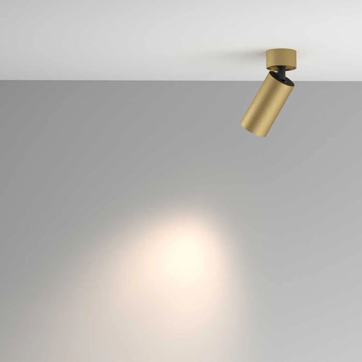 Spot orientable orienteur en saillie finition or avec ampoule gu10 et surface texturée pour montage plafond moderne