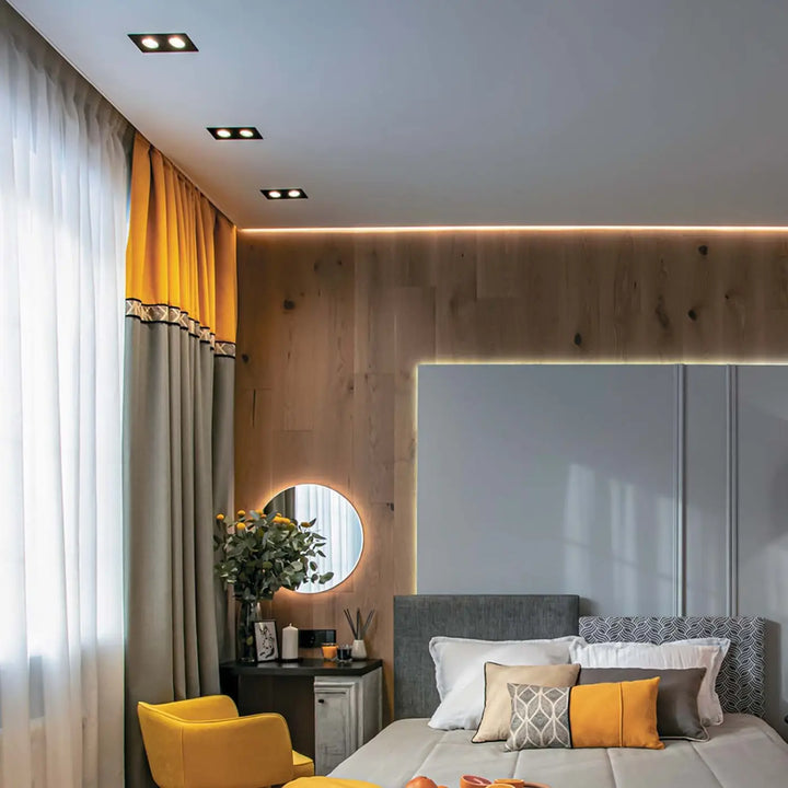 Lit gris tapissé avec coussins à motifs et tête de lit assortie pour gamme atom avec double spot encastré orientable