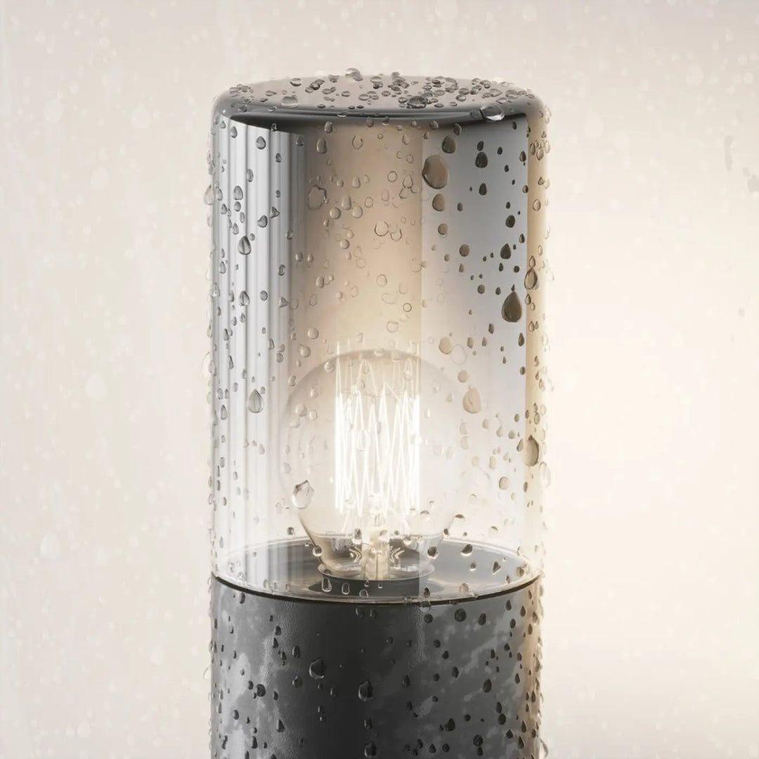 Borne extérieur amas en aluminium graphite avec verre teinté et base texturée noire pour éclairage extérieur design