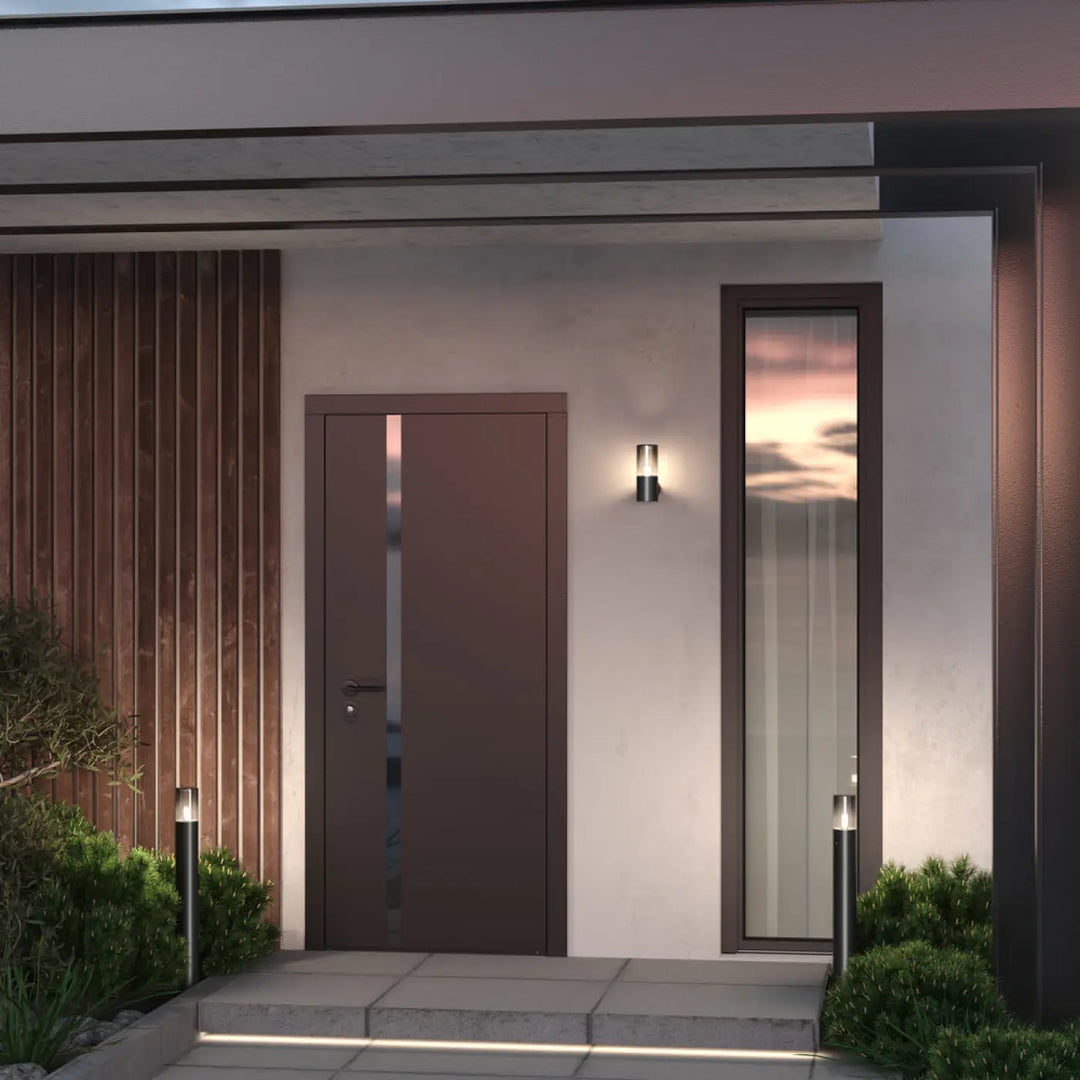 Borne extérieur amas avec porte en aluminium graphite marron et panneau vertical en verre teinté moderne