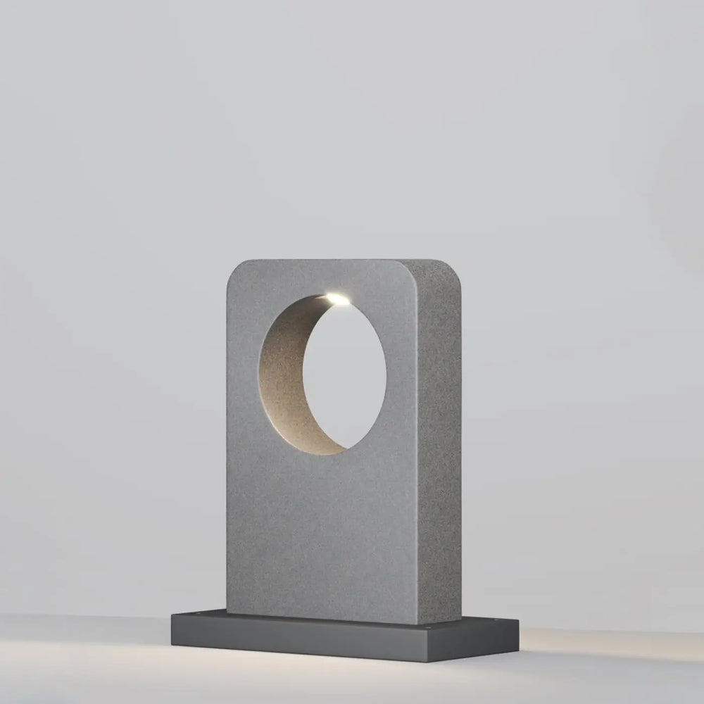 Borne extérieure en béton gris avec lampe en béton moderne et découpe circulaire éclairée au led pour allée