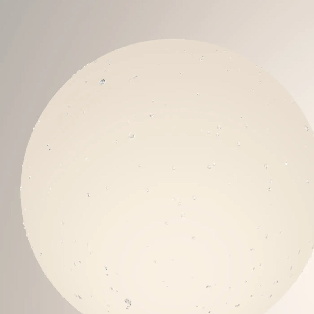 Borne extérieure bold globe opale sphérique crème tachetée avec surface lisse offrant une lumière douce