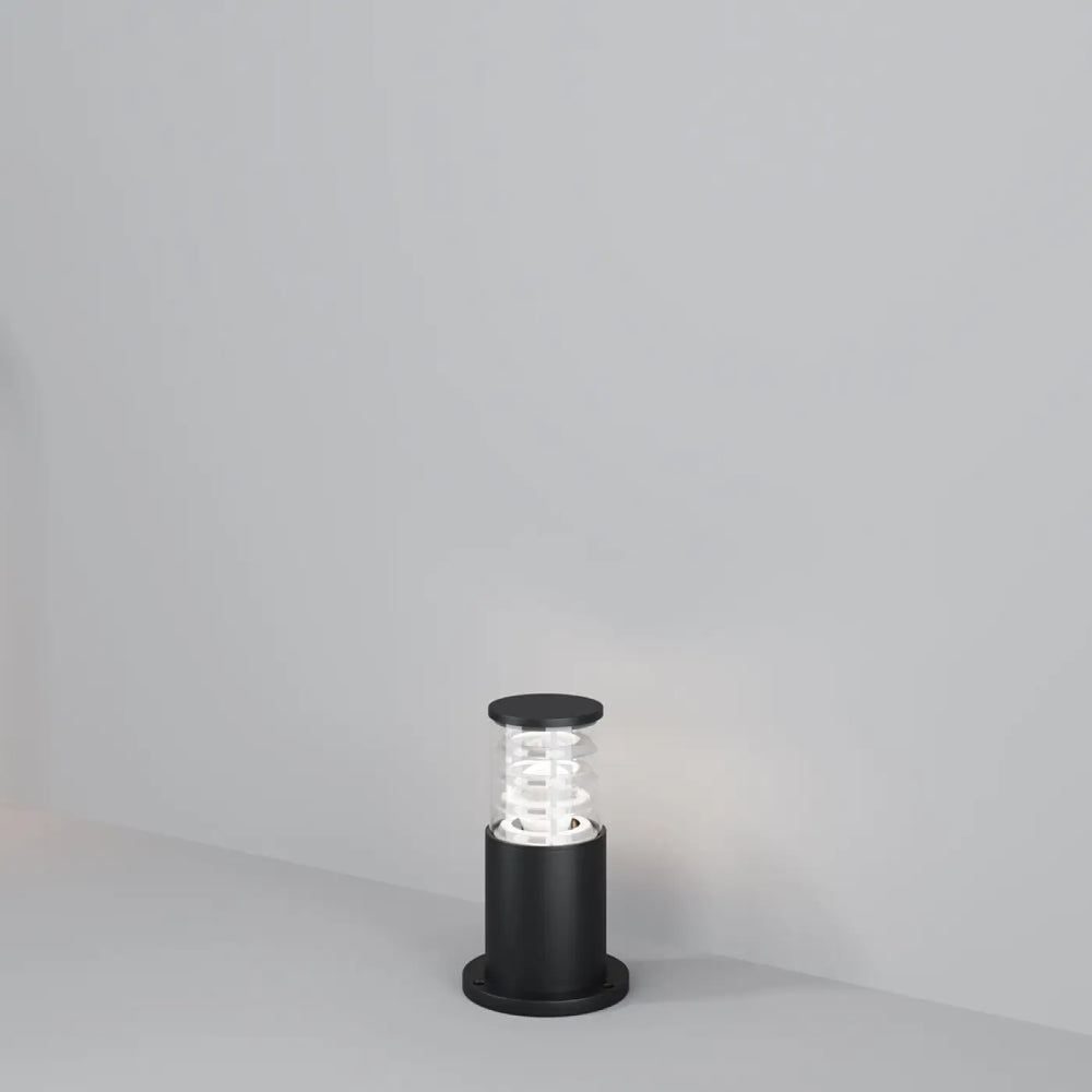 Borne extérieure bronx avec structure métallique noire et verre transparent abritant une ampoule en spirale