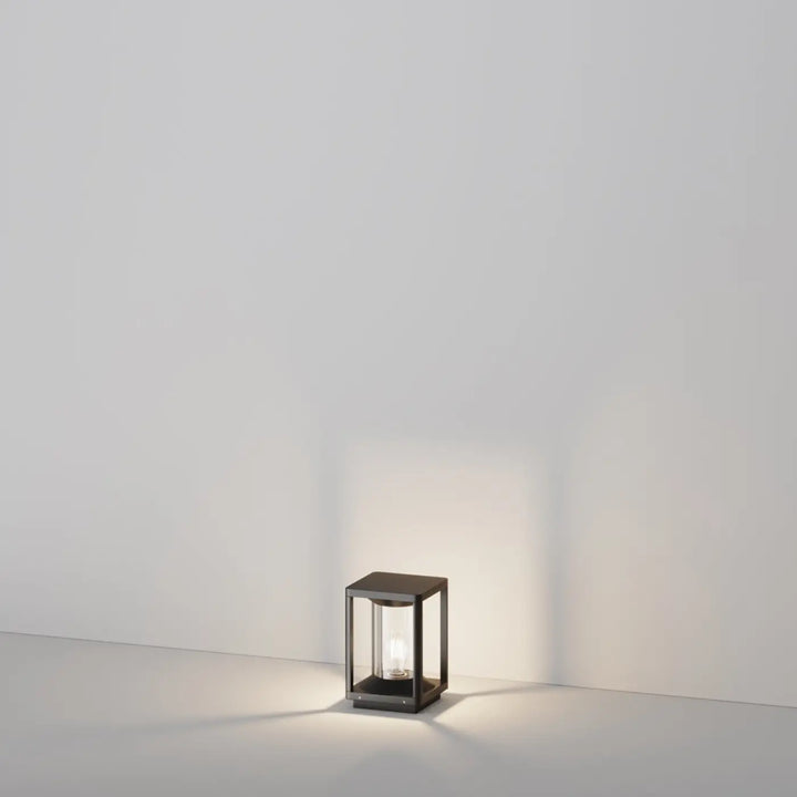 Borne extérieure cell en aluminium graphite avec diffuseur transparent et lanterne noire à lumière chaude diffuse