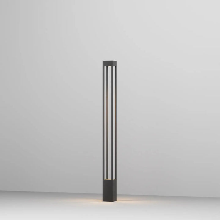 Borne extérieure elbe carrée en aluminium gris avec profil carré lampe noire moderne à liserés verticaux et lumière chaude à la base