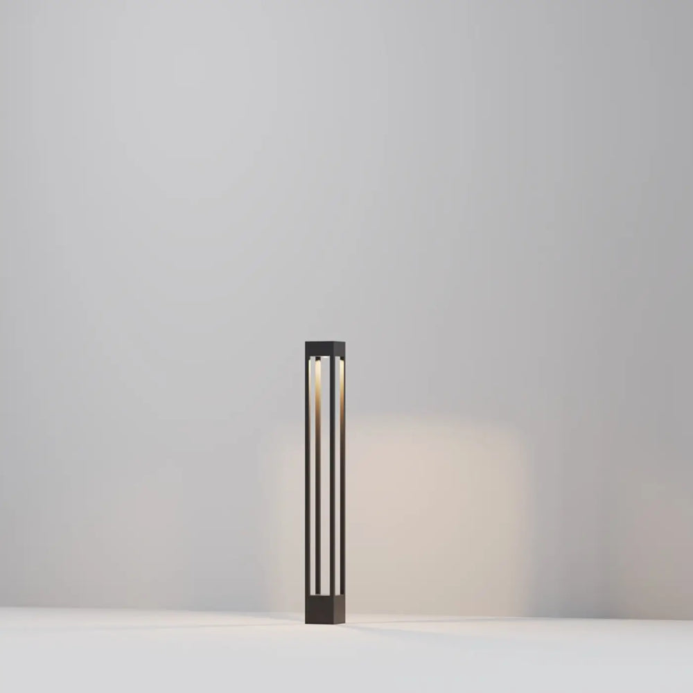Borne extérieure elbe carrée en aluminium gris avec profil carré et lanières verticales et éclairage led chaud noir