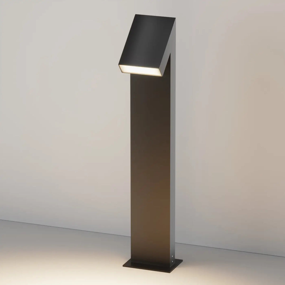 Borne extérieure en acier noir avec tête inclinée et corps en métal mat au design angulaire moderne