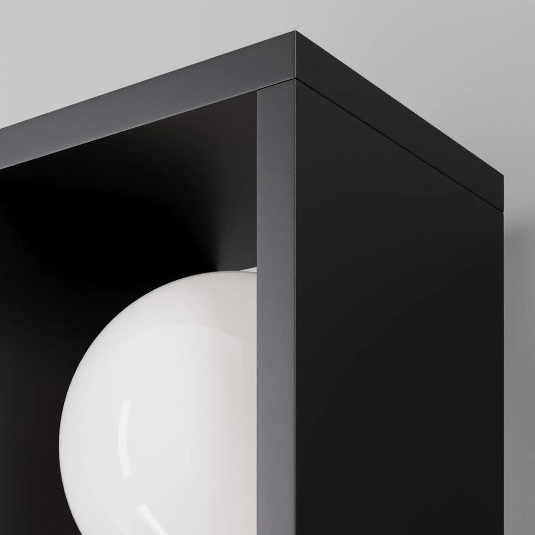 Borne extérieure led en acier noir avec finition mate et indice ip65 contenant une sphère blanche brillante