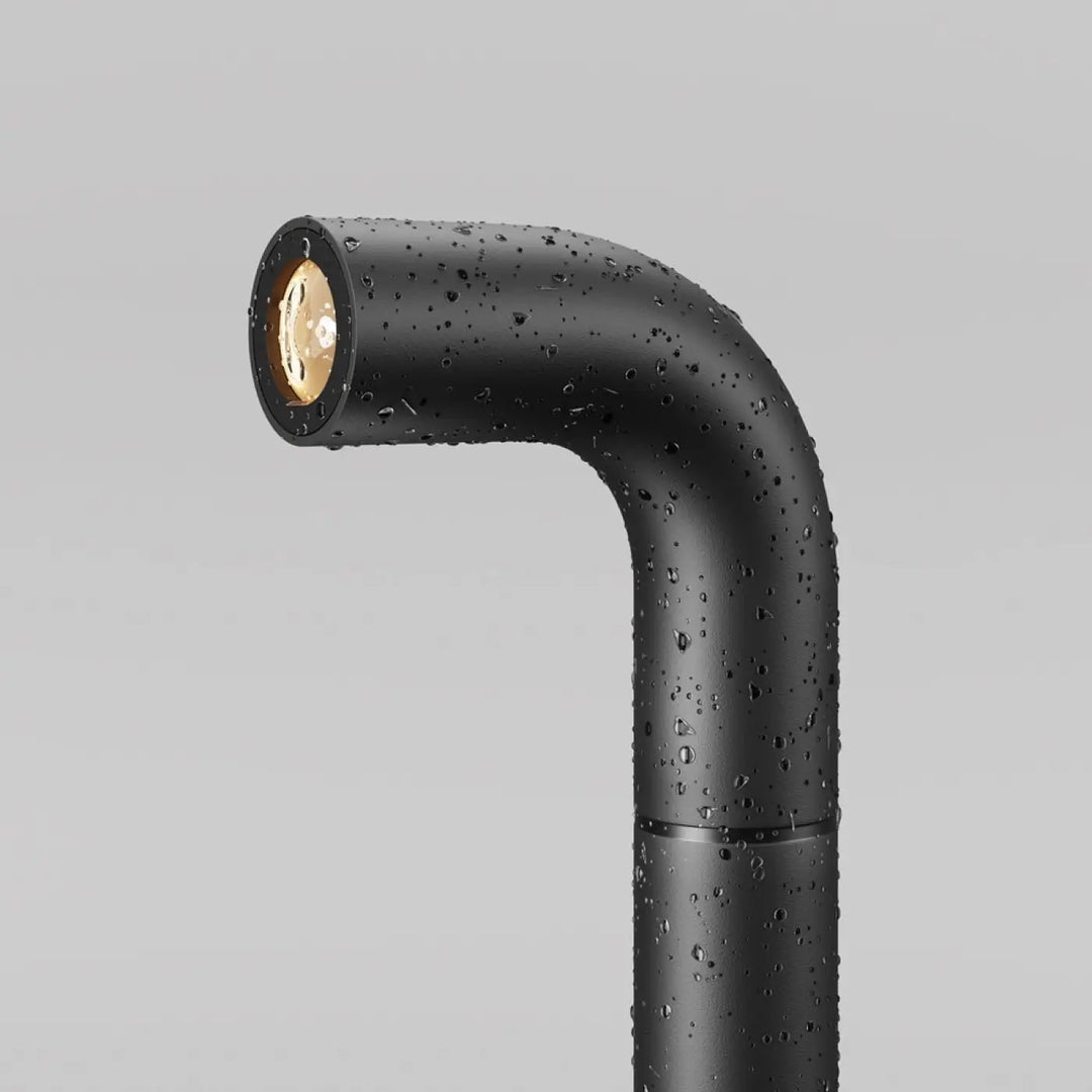 Borne extérieure led en aluminium noir avec corps en tuyau courbé mat et ampoule circulaire ton chaud sleek cubique