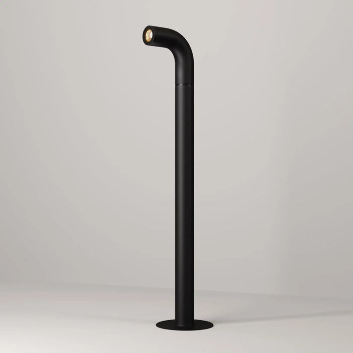Borne extérieure led en aluminium noir avec finition mate et bras courbé pour éclairage de chemin extérieur élégant