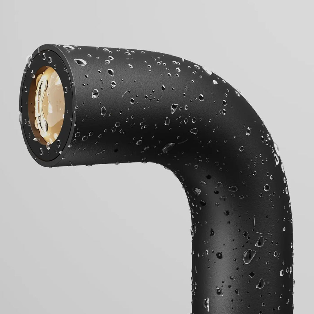 Borne extérieure led sleek en aluminium noir avec finition mate et gouttes d eau sur tuyau courbé