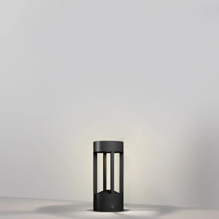 Borne extérieure led cylindrique noire en métal avec lumière douce et indice ip65 design moderne vertical slats