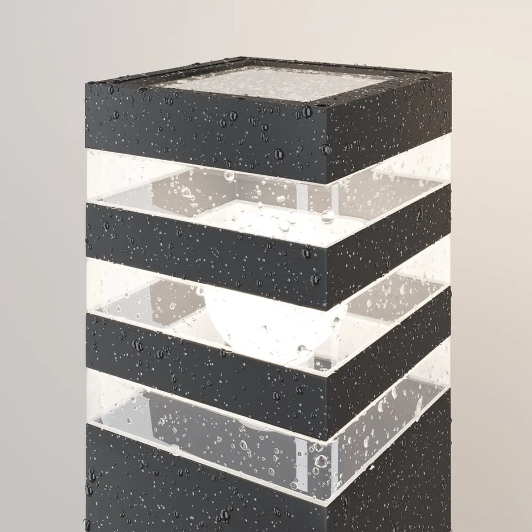 Borne extérieure en acier noir avec diffuseur vitré et design superposé moderne pour usage extérieur