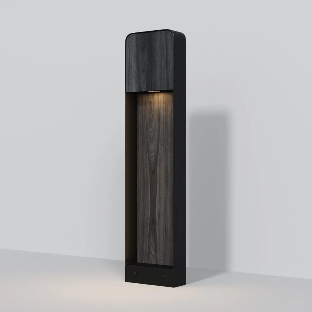 Borne extérieure porte cadre vertical en noir avec effet bois et éclairage ambiant chaleureux pour chemin extérieur