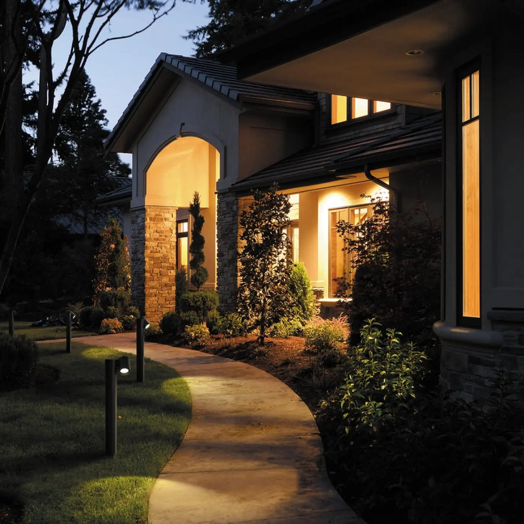 Borne extérieure wall street projecteur illuminateur chaleureusement une maison en pierre et stucco avec une entrée en arc