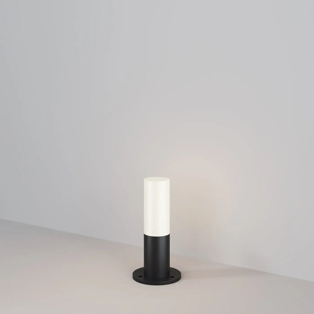 Borne extérieure willis cylindrique moderne avec section blanche élégante et base noire mate colonne fine design minimaliste