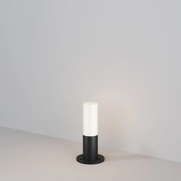 Borne extérieure willis cylindrique moderne avec section blanche élégante et base noire mate colonne fine design minimaliste