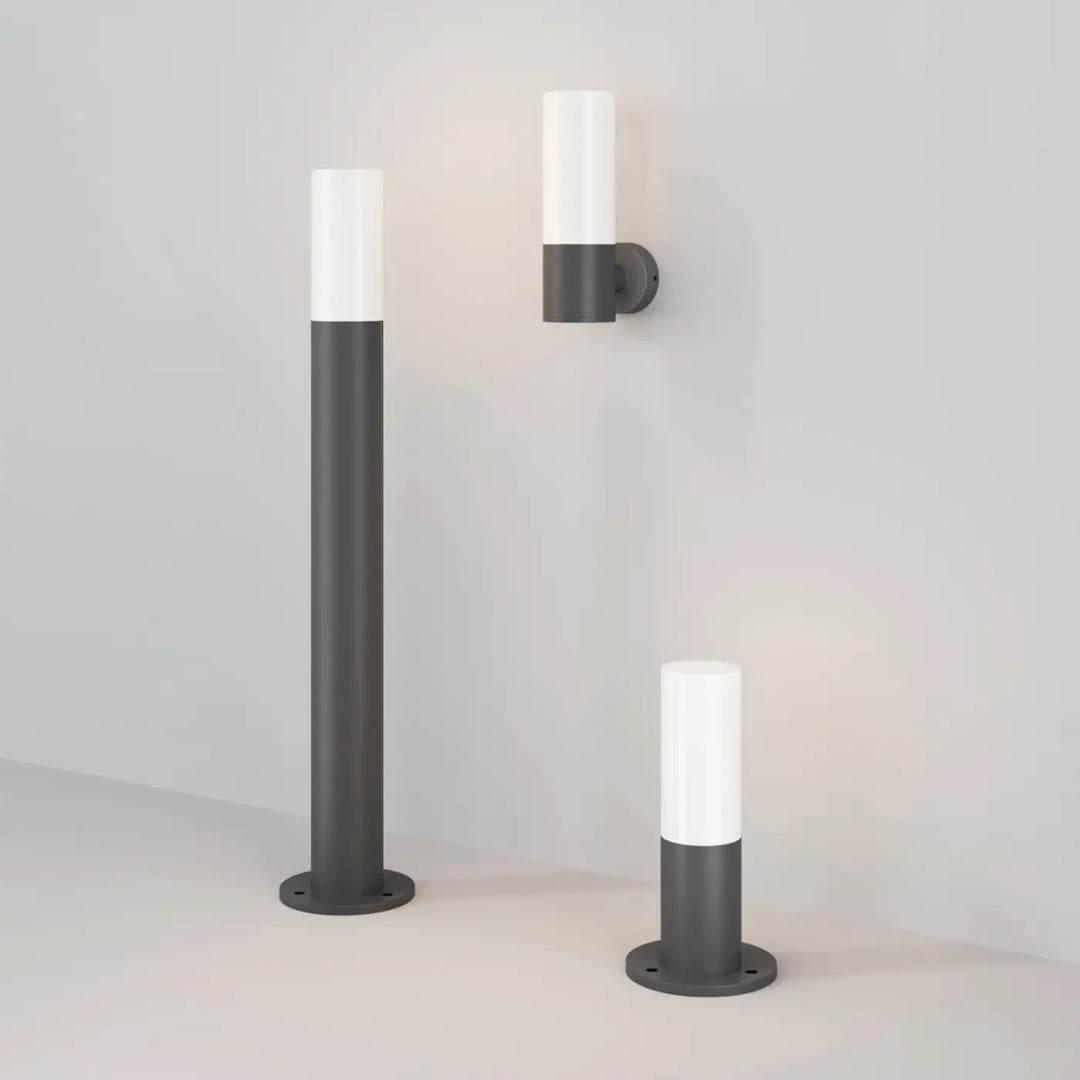 Borne extérieure willis avec base cylindrique mate grise et tête de lampe blanche translucide design colonne fine moderne