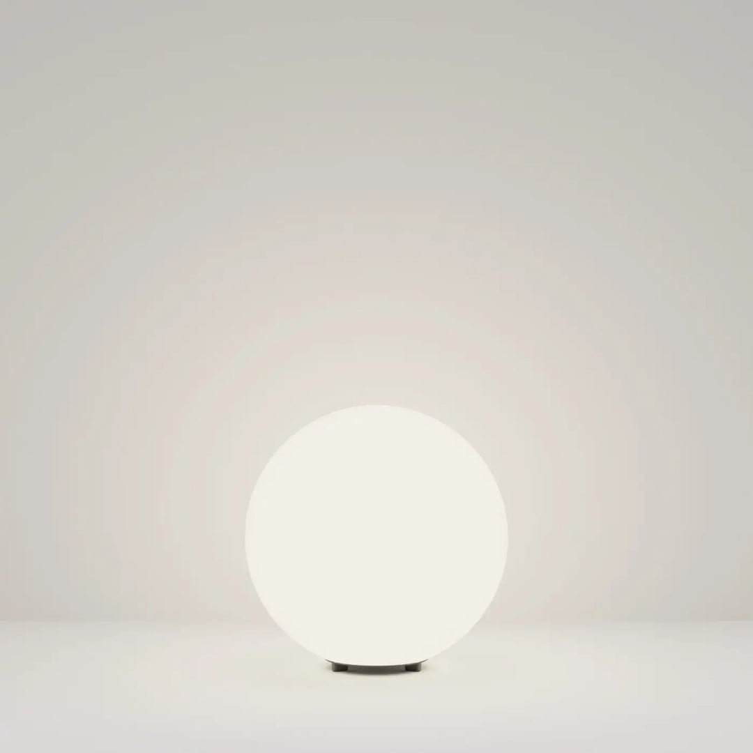Luminaire extérieur erda boule lumineuse sphère opaline avec éclairage douce et base noire élégante en verre dépoli