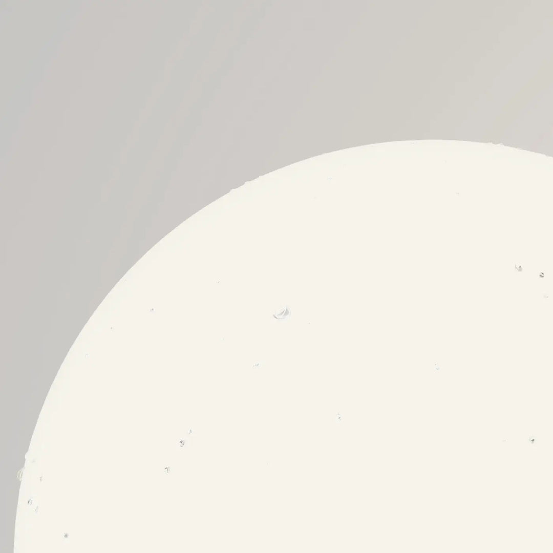Boule lumineuse extérieure erda en sphère opaline blanche avec texture subtile pour une lumière douce minimaliste