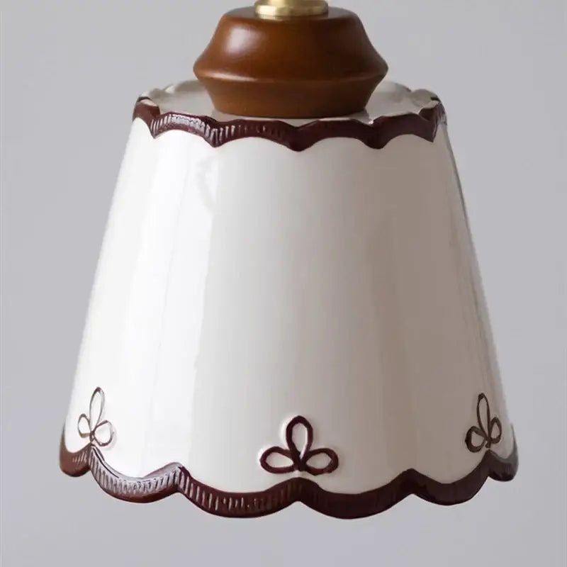 Suspension céramique et bois avec abat‑jour élégant