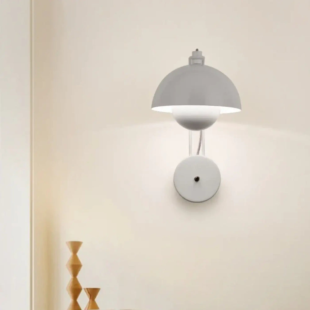 Modern applique murale grise en forme de dôme avec tige métallique élégante et base circulaire en métal viagy