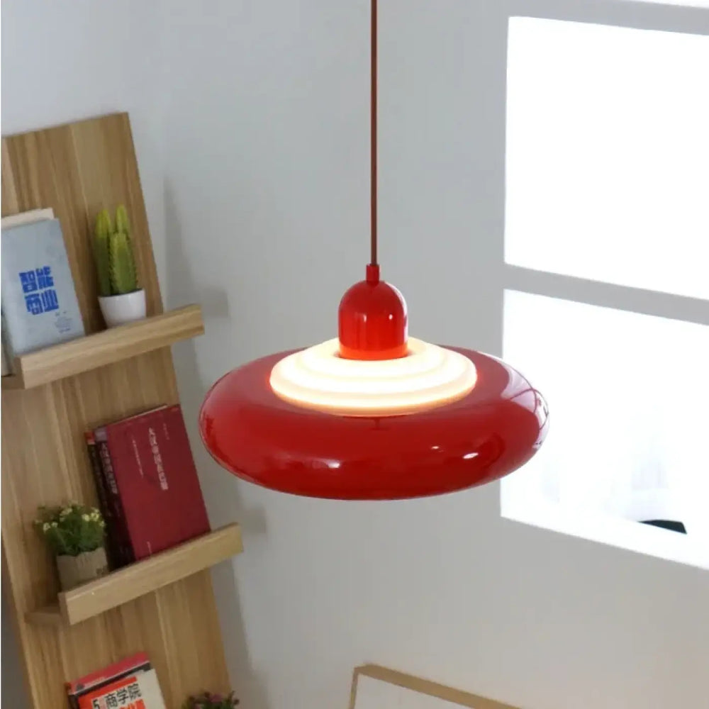 Suspension luminaire medina avec abat-jour circulaire rouge brillant en acrylique et centre lumineux chaud