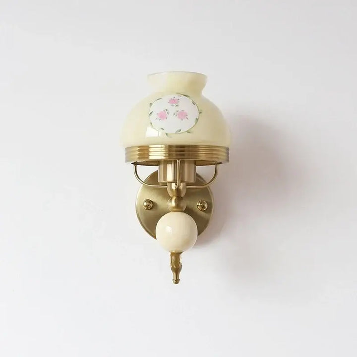 Applique murale rétro en verre opalin au décor floral et laiton
