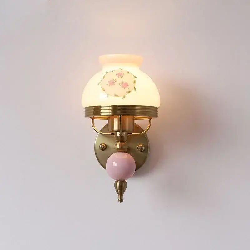 Applique murale rétro en verre opalin au décor floral et laiton