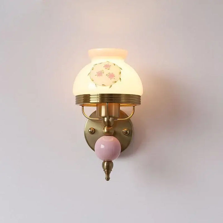 Applique murale rétro en verre opalin au décor floral et laiton