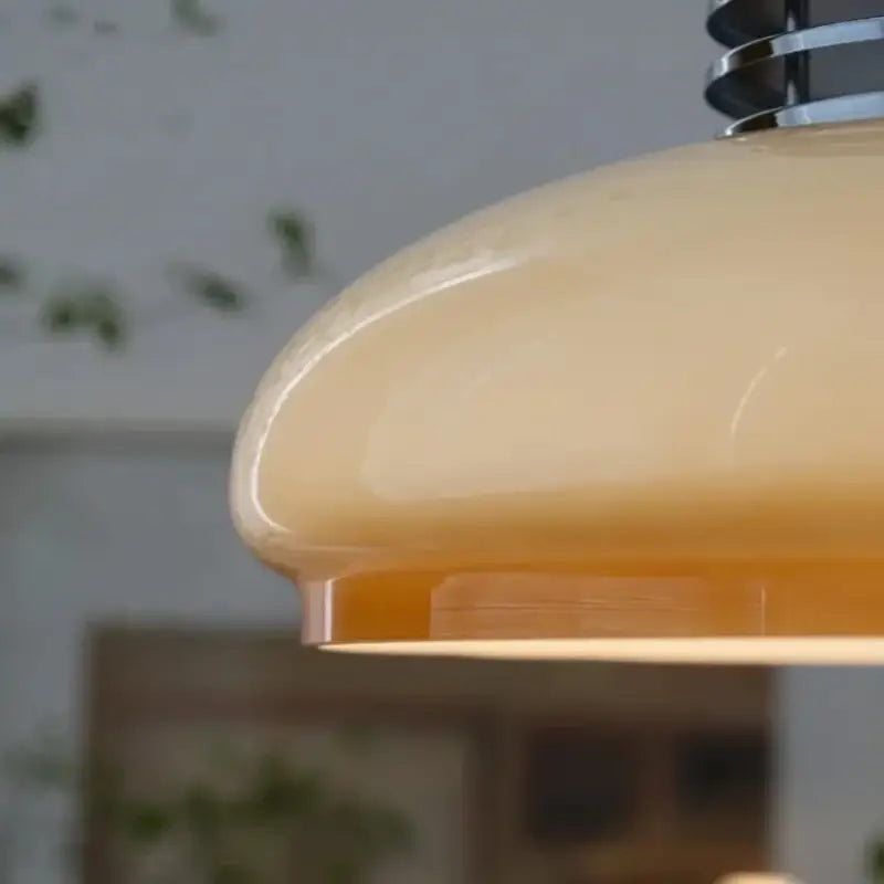 Suspension vintage en verre opalin crème au design rétro chic