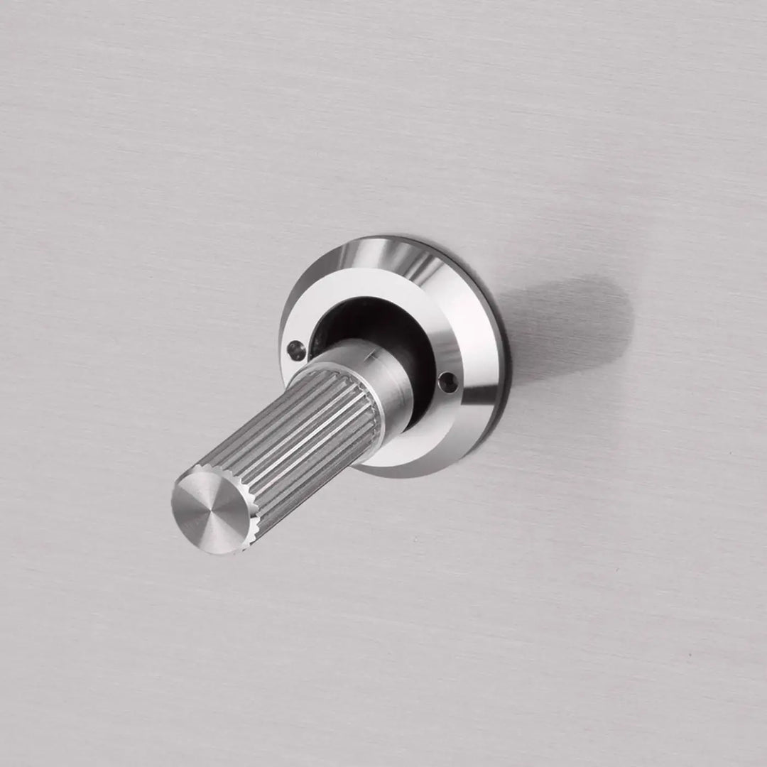 Interrupteur à levier Toggle à gravure alignée en acier, vue rapprochée #couleur_argent