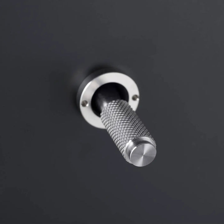Détail d'un levier à gravure quadrillée, finitions noir et acier #couleur_argent