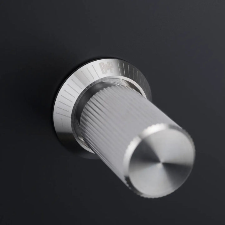 Détail d'un variateur à gravure alignée, finitions noir et acier #couleur_argent