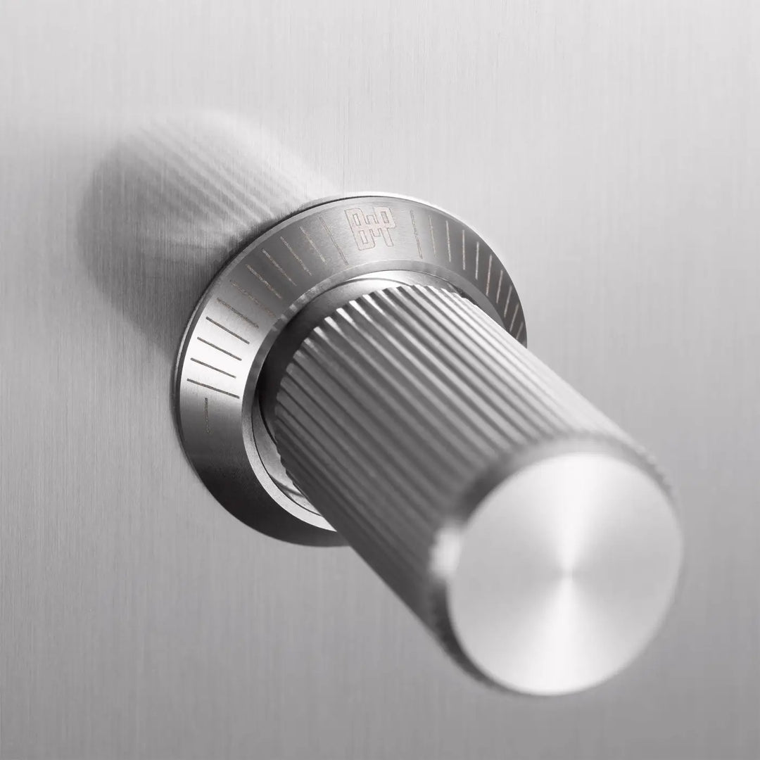 Détail du variateur à gravure alignée finition acier #couleur_argent