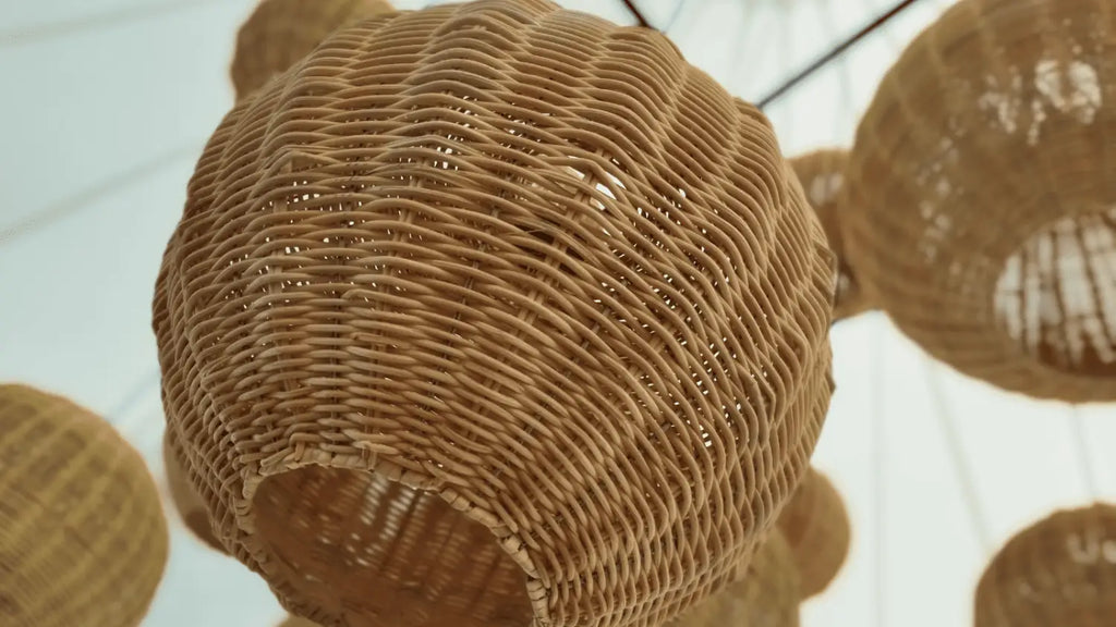Lámpara de pie de madera flotante