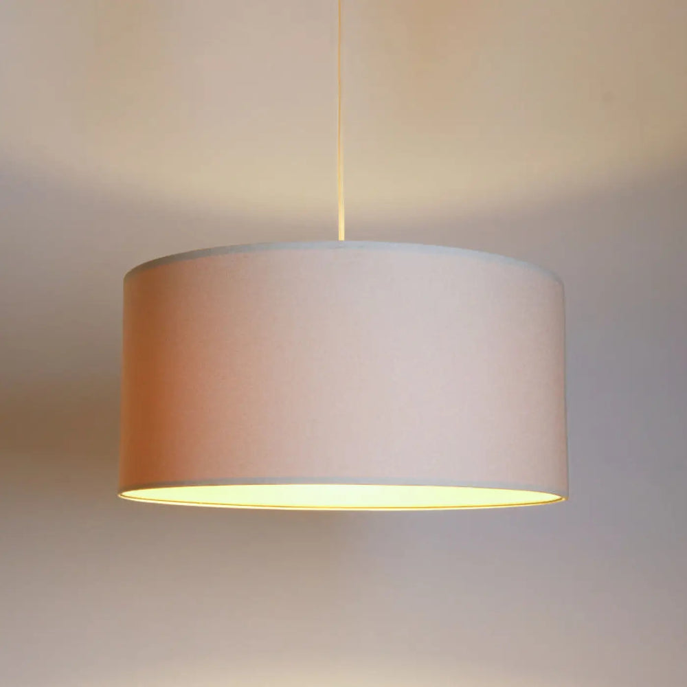 Suspension luminaire cylindrique en tissu crème avec lumière intérieure chaude pour décoration intérieure élégante