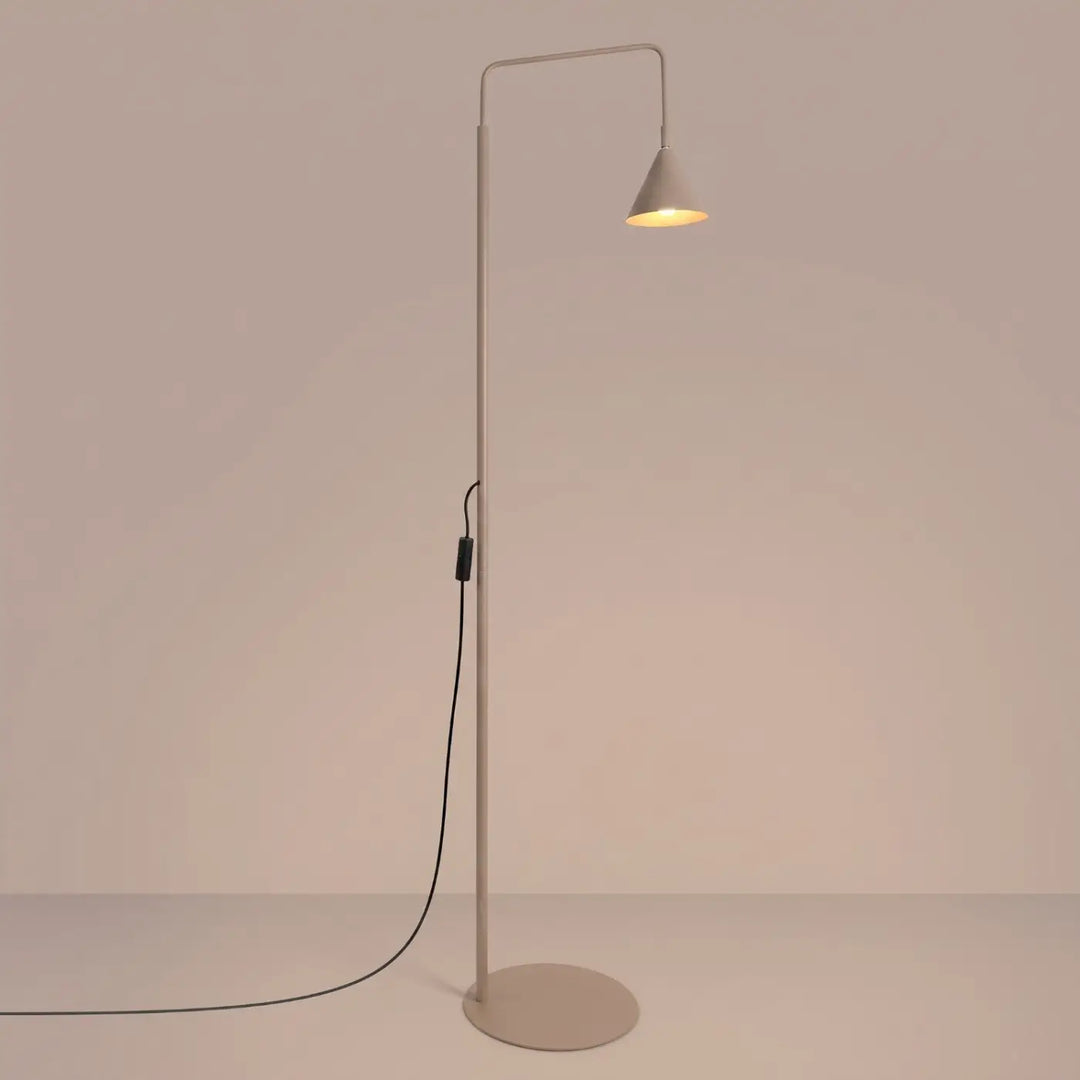Lampadaire taupe allumé