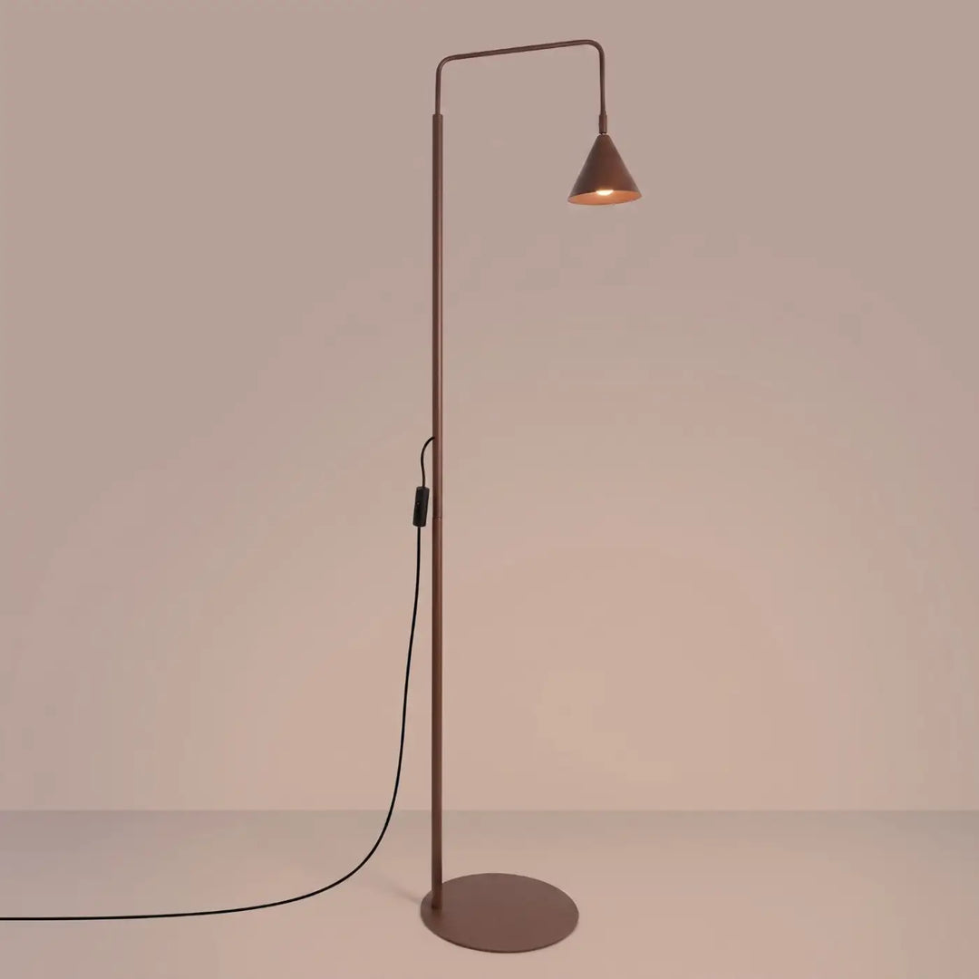 Lampadaire marron allumé