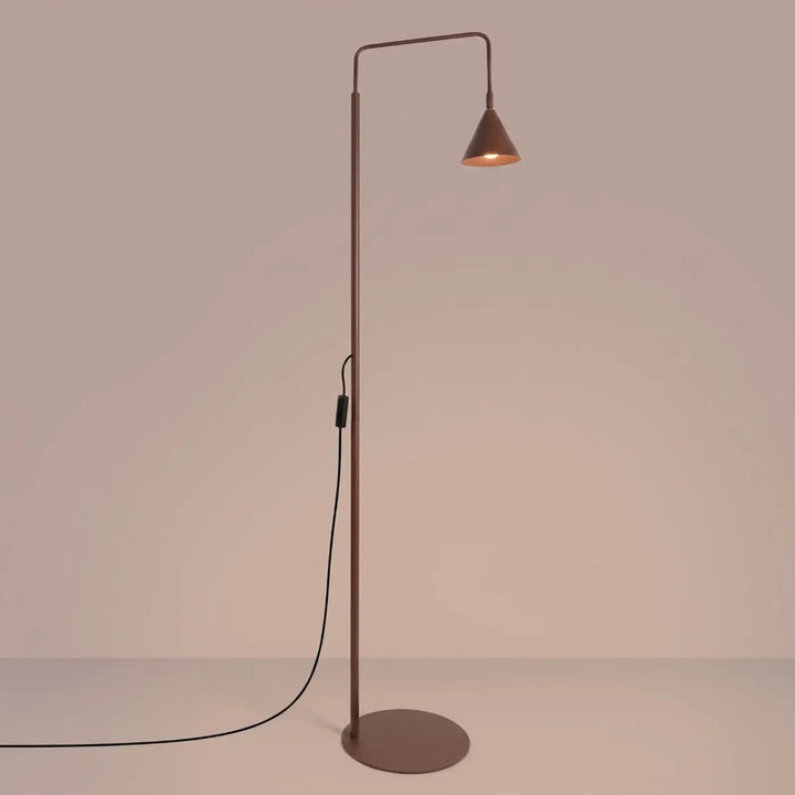 Lampadaire marron allumé