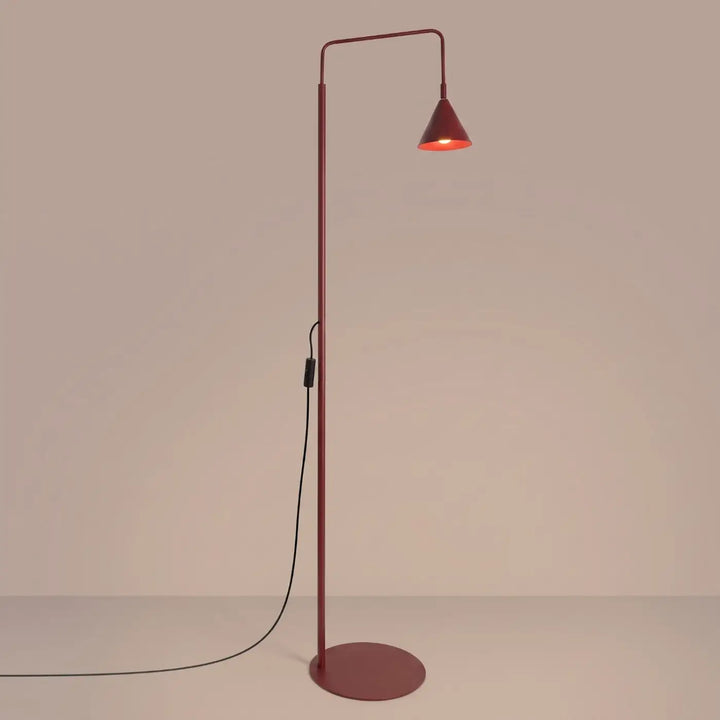 Lampadaire bordeaux allumé